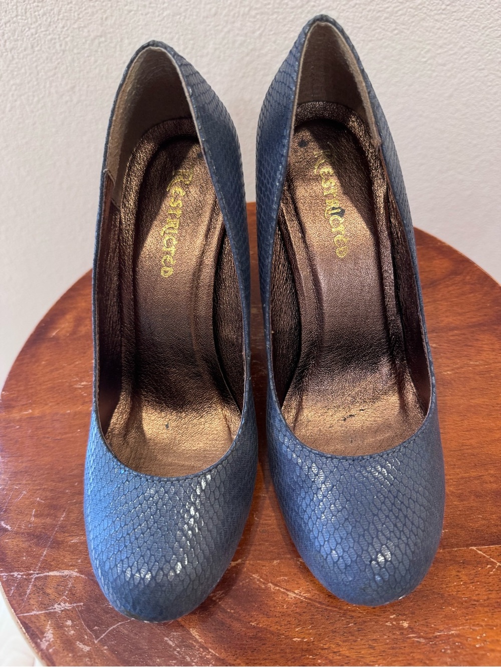 Blue Snakeskin stack heels 7.5 - Picture 3 of 5